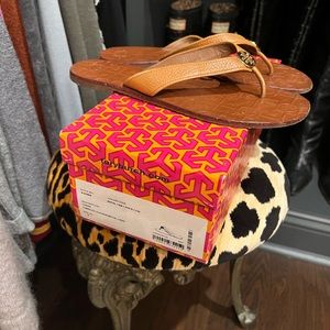 Tory Burch 9 Thora Sandal flip flop tan tumbled leather gold logo